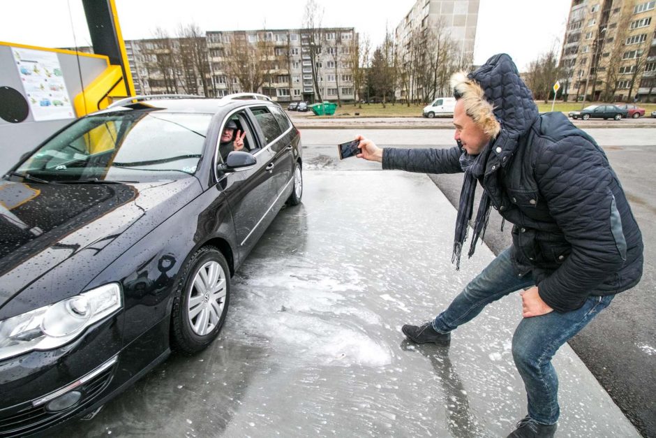 Dovanų maratonas tęsiasi: Mino tėvui padovanojo automobilį