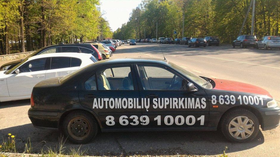 Kauniečius piktina reklaminiai automobiliai