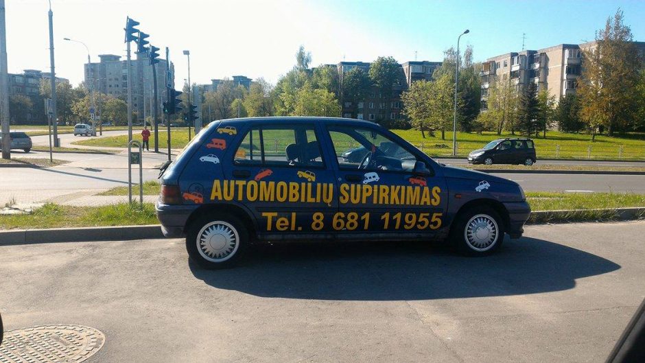 Kauniečius piktina reklaminiai automobiliai