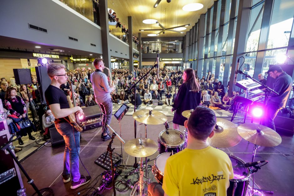 „Kaunas Jazz“ startavo koncertu autobusų stotyje