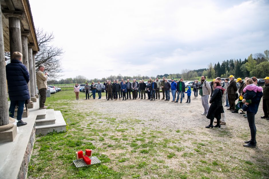 Neeilinė šventė – Rumšiškėse pasodinti šimtamečių ąžuolų klonai