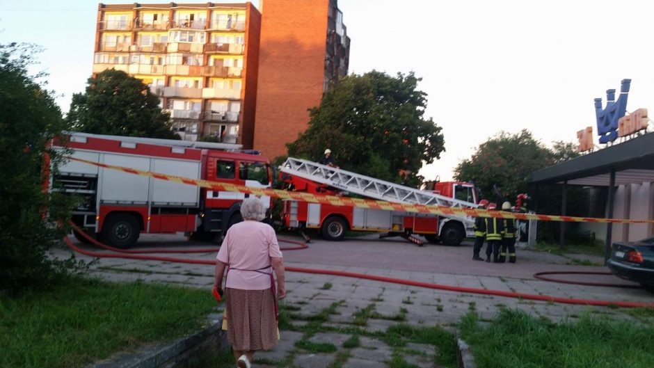 Ir vėl liepsnojo buvęs restoranas „Trys mergelės“