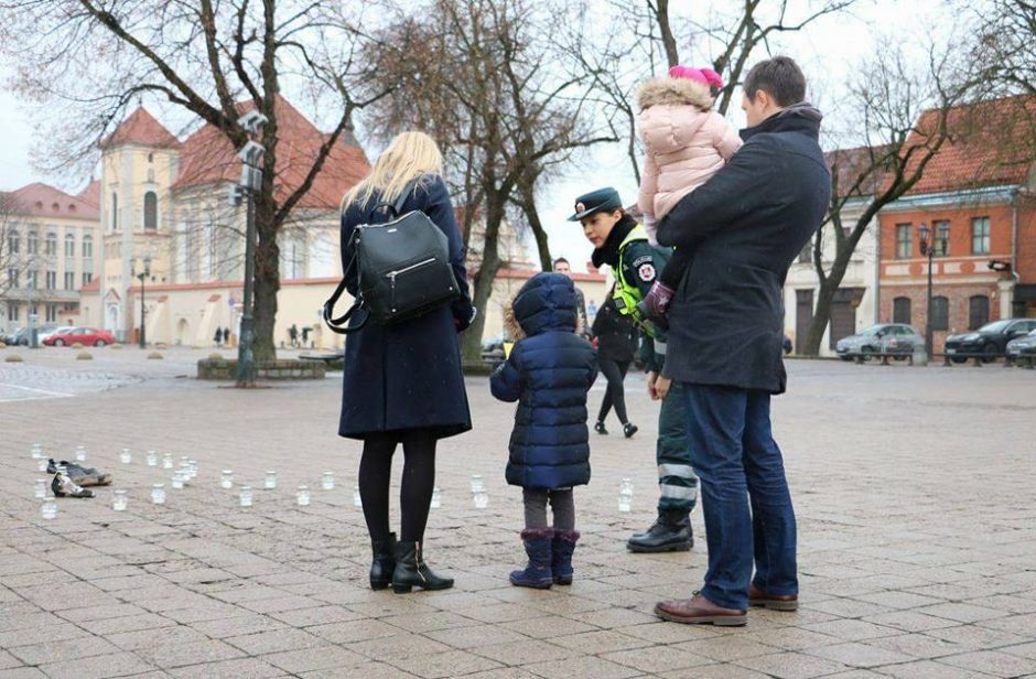 Rotušėje – žvakutės už žuvusius kelyje ir atšvaitai gyviesiems