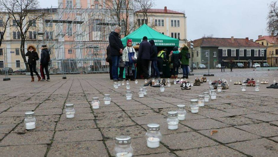 Rotušėje – žvakutės už žuvusius kelyje ir atšvaitai gyviesiems