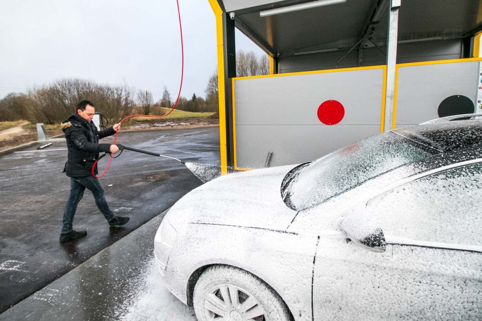 Dovanų maratonas tęsiasi: Mino tėvui padovanojo automobilį