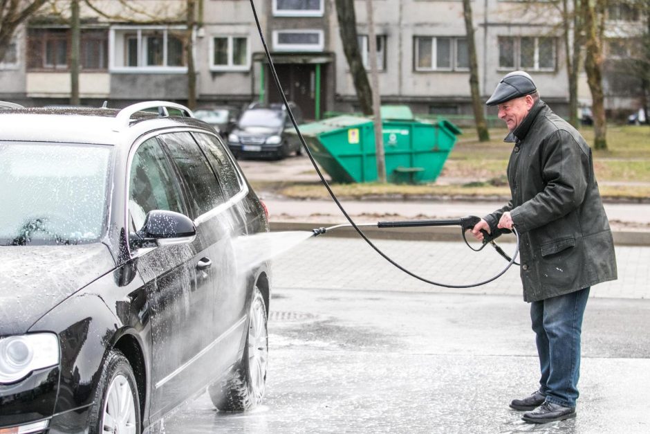 Dovanų maratonas tęsiasi: Mino tėvui padovanojo automobilį