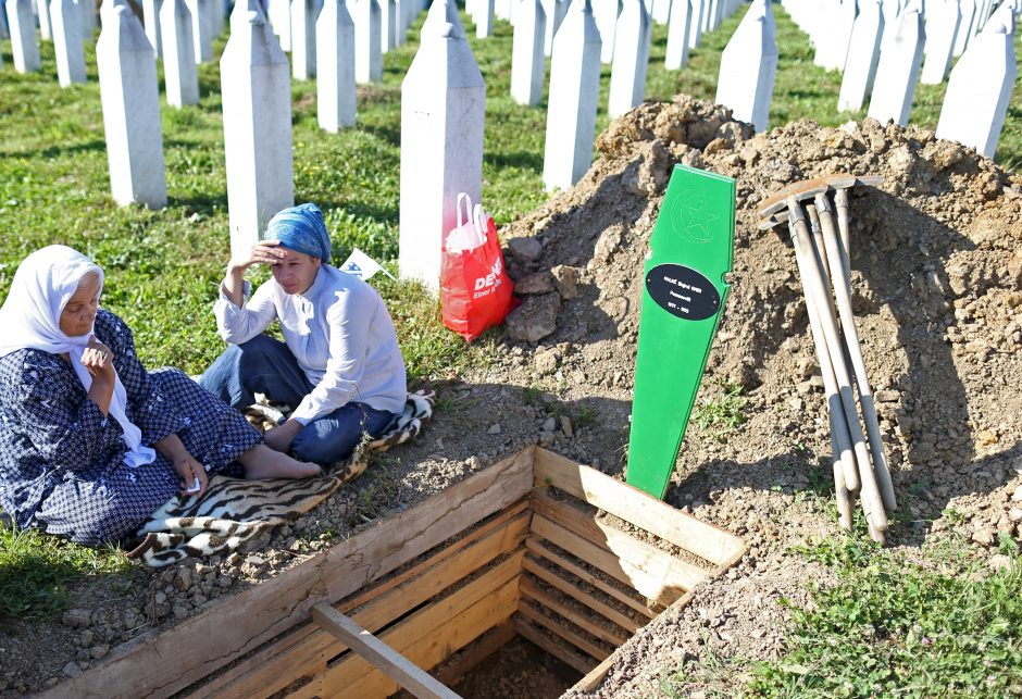 Srebrenicos metinės: Serbijos premjeras apmėtytas akmenimis