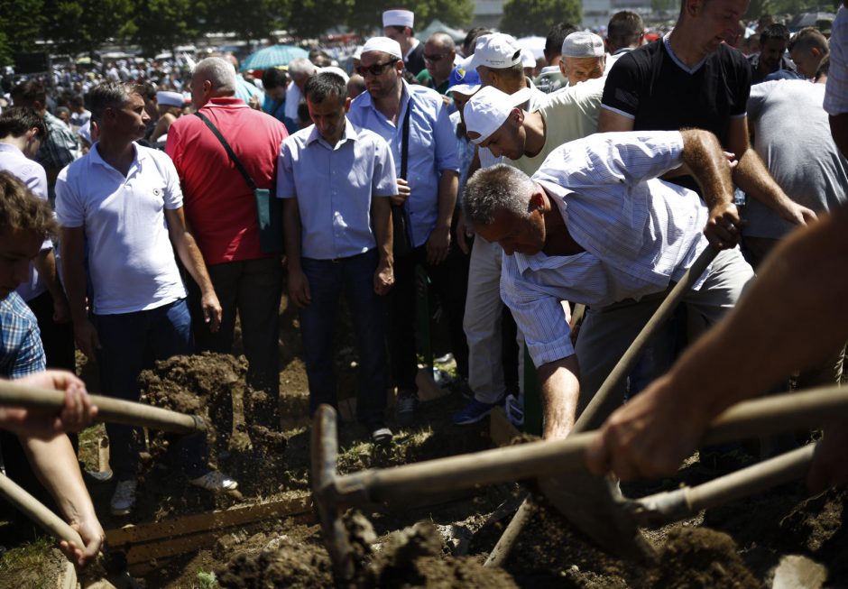 Srebrenicos metinės: Serbijos premjeras apmėtytas akmenimis