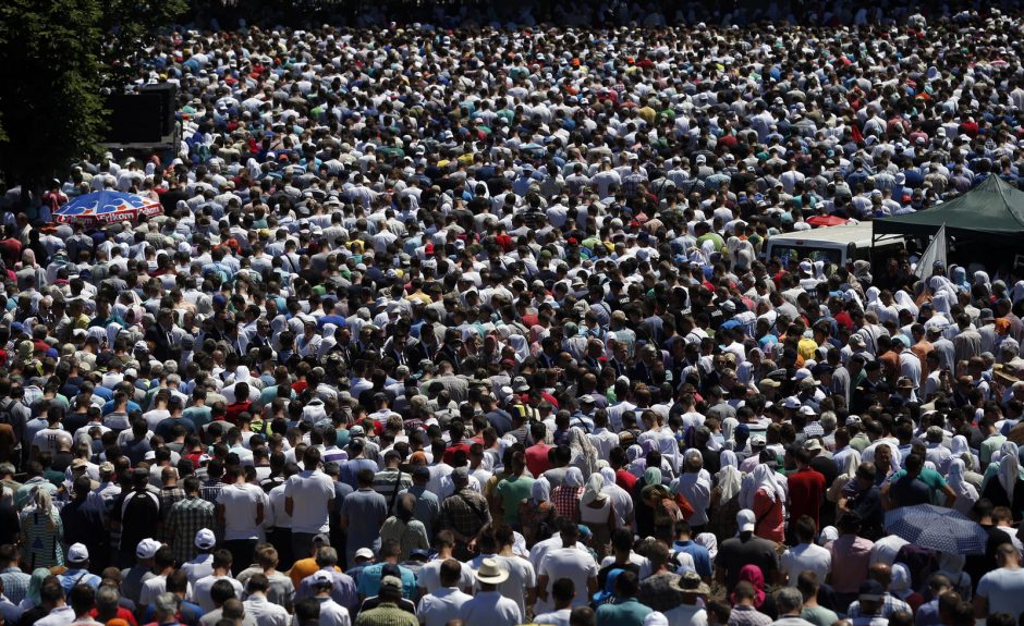 Srebrenicos metinės: Serbijos premjeras apmėtytas akmenimis