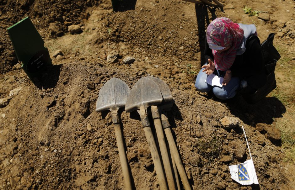 Srebrenicos metinės: Serbijos premjeras apmėtytas akmenimis