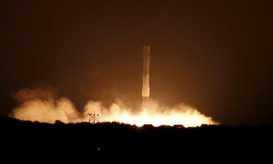 „SpaceX“ pavyko istorinis galingos raketos paleidimas