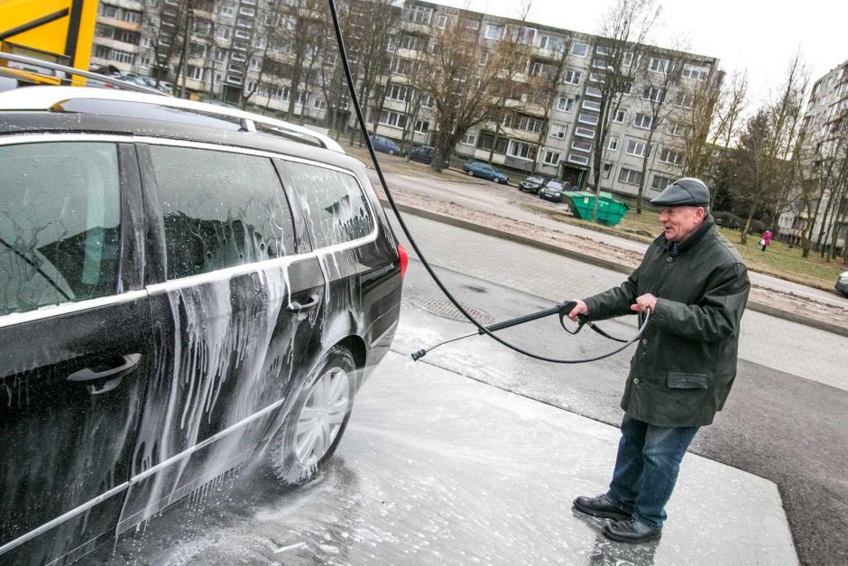 Dovanų maratonas tęsiasi: Mino tėvui padovanojo automobilį