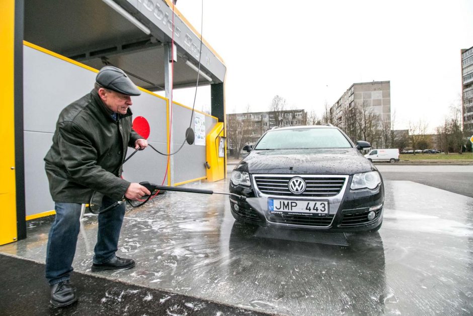 Dovanų maratonas tęsiasi: Mino tėvui padovanojo automobilį