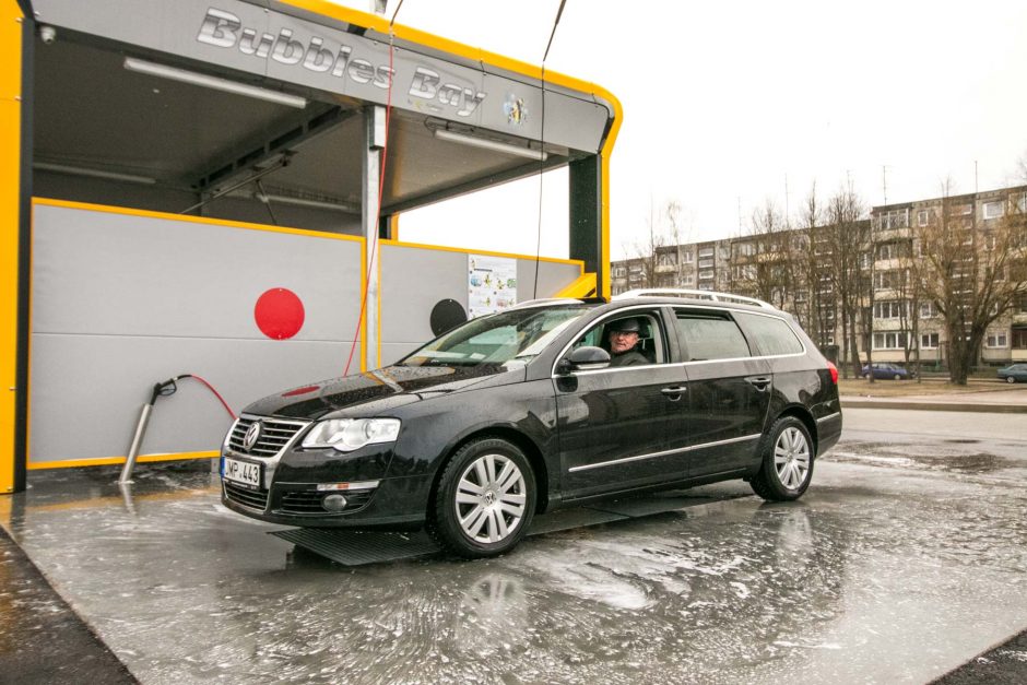 Dovanų maratonas tęsiasi: Mino tėvui padovanojo automobilį