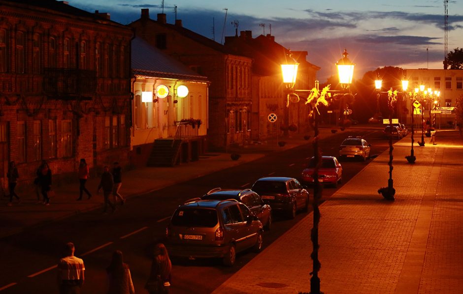 Buvusius Žagarės gyventojus bylos lentelės ant namų sienų