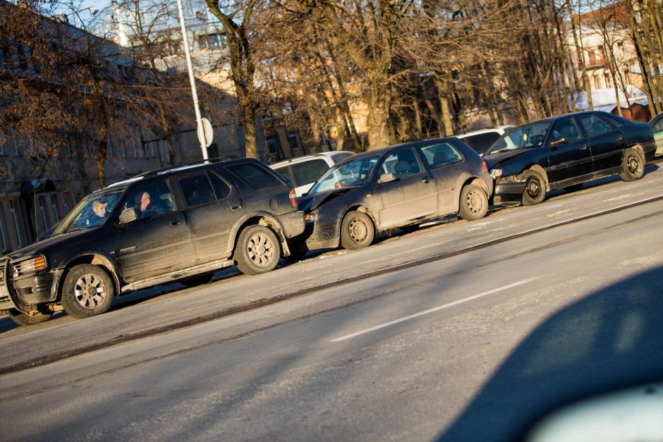 Karaliaus Mindaugo pr. susidūrė trys automobiliai