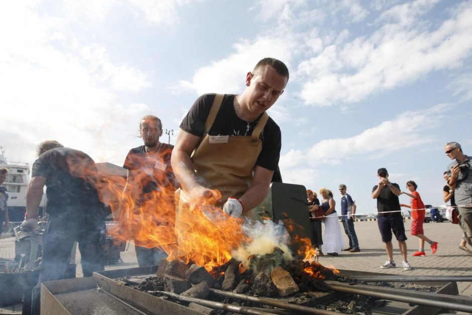 Klaipėdoje būrys kalvių kalė geležinę vėtrungę