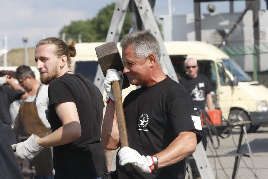 Klaipėdoje būrys kalvių kalė geležinę vėtrungę