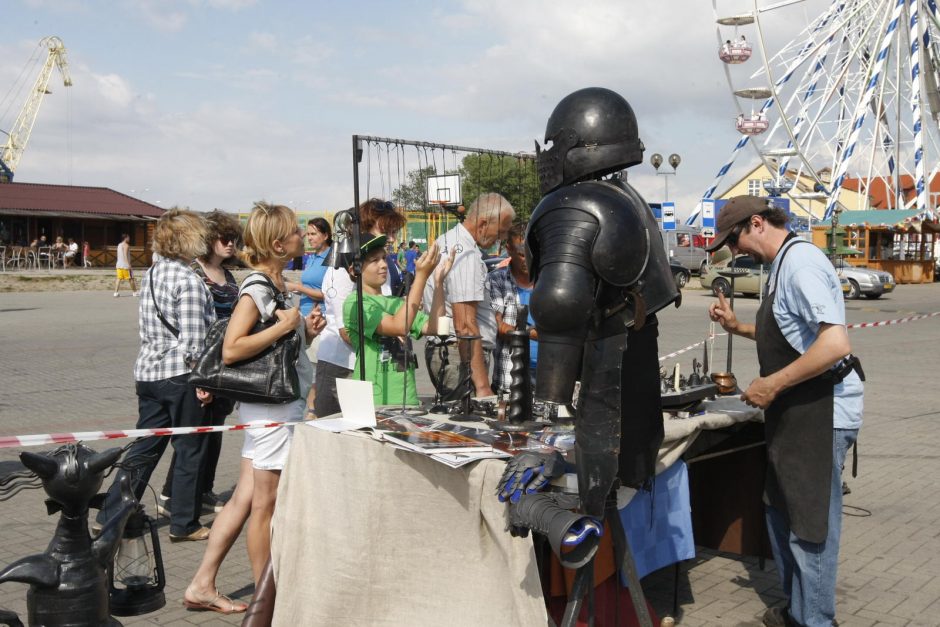 Klaipėdoje būrys kalvių kalė geležinę vėtrungę