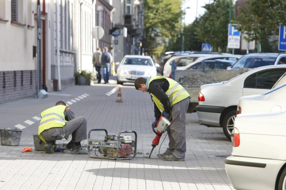 Prie savivaldybės keičia suskilusias trinkeles