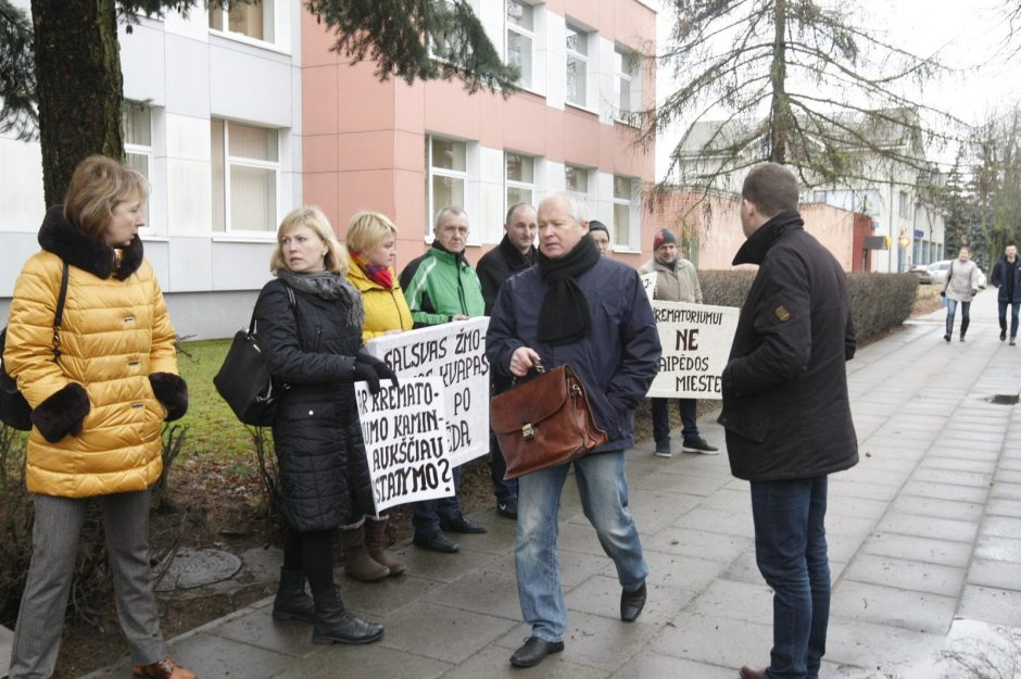 “Salsvas žmogienos kvapas pasklis po Klaipėdą“: piketas prieš krematoriumą