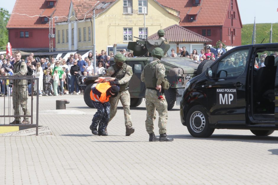 Uostamiestyje – įspūdinga kariškių šventė