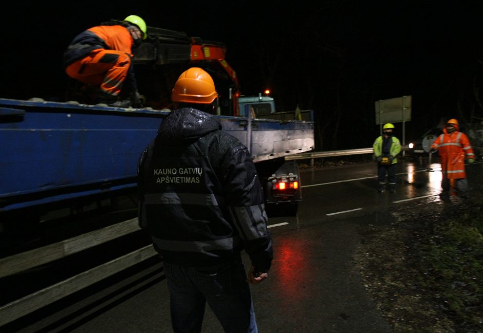 Kaunas užsidaro: ties įvažiavimais į miestą jau statomi blokai