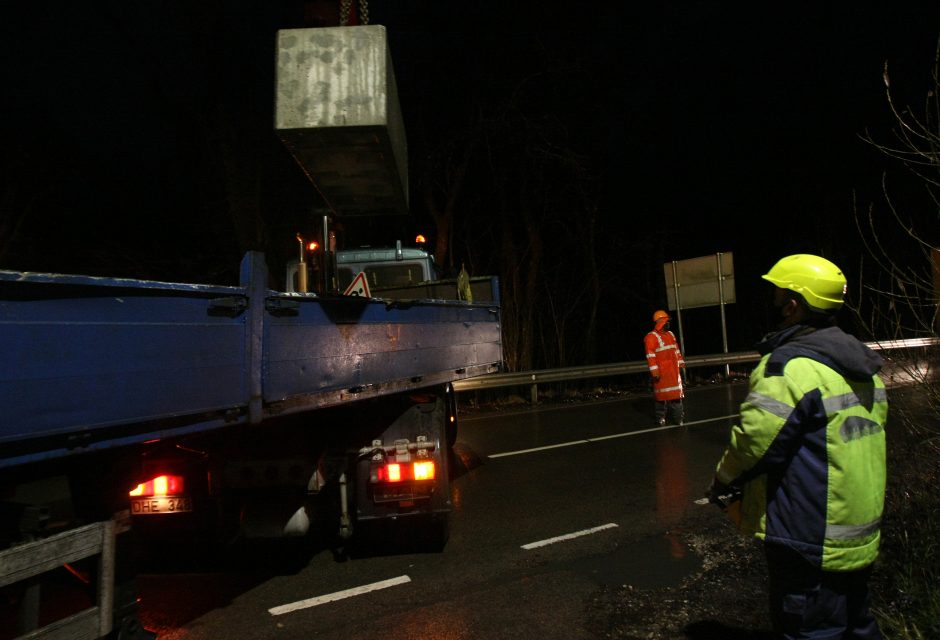 Kaunas užsidaro: ties įvažiavimais į miestą jau statomi blokai