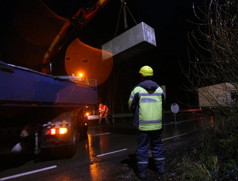 Kaunas užsidaro: ties įvažiavimais į miestą jau statomi blokai