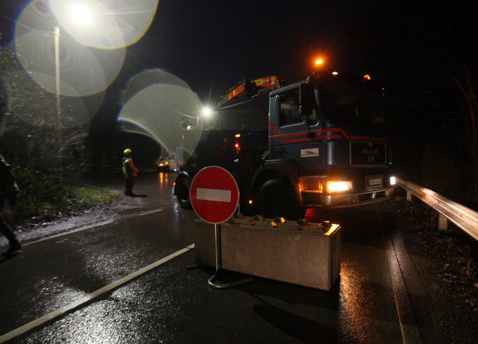 Kaunas užsidaro: ties įvažiavimais į miestą jau statomi blokai