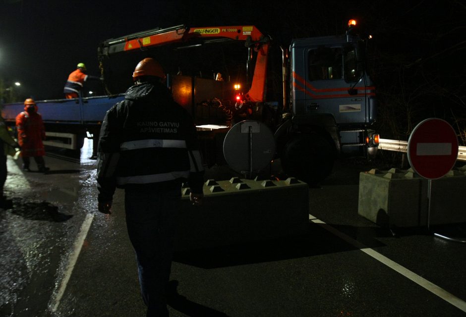 Kaunas užsidaro: ties įvažiavimais į miestą jau statomi blokai