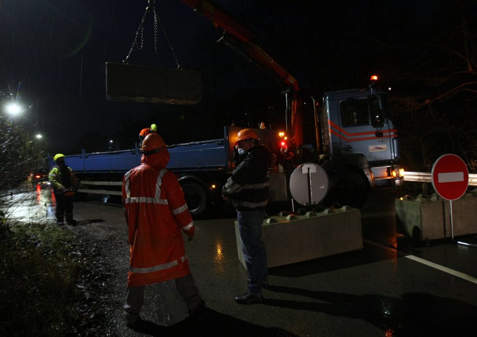 Kaunas užsidaro: ties įvažiavimais į miestą jau statomi blokai