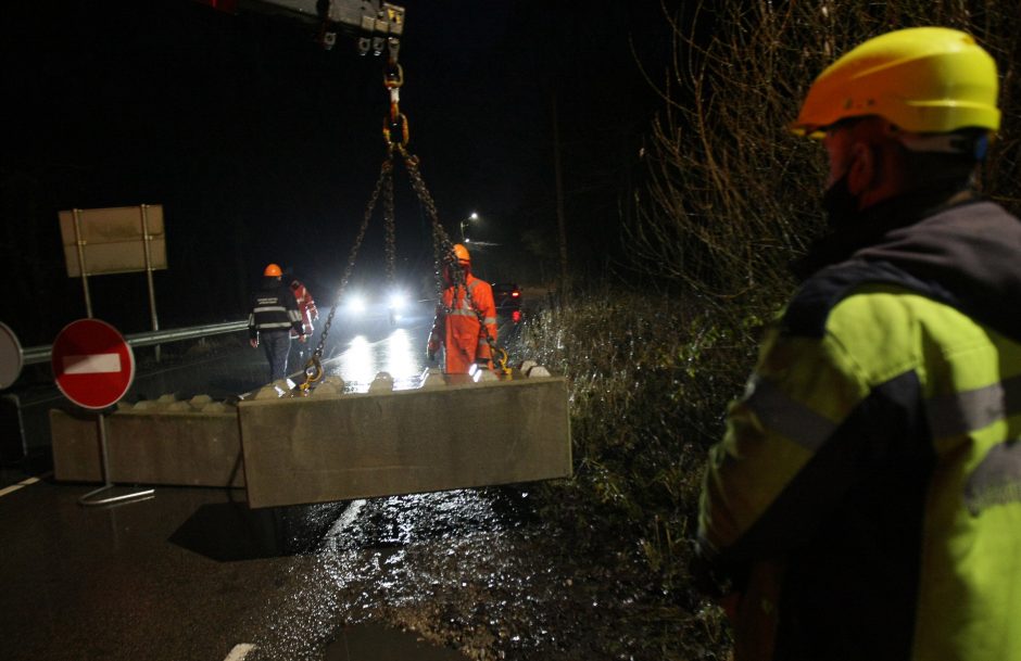 Kaunas užsidaro: ties įvažiavimais į miestą jau statomi blokai