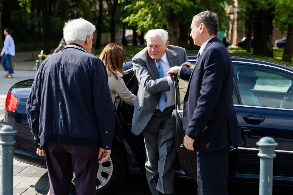 V. Adamkus sako balsavęs už valstybės gerovės ir užsienio politiką pratęsiantį kandidatą