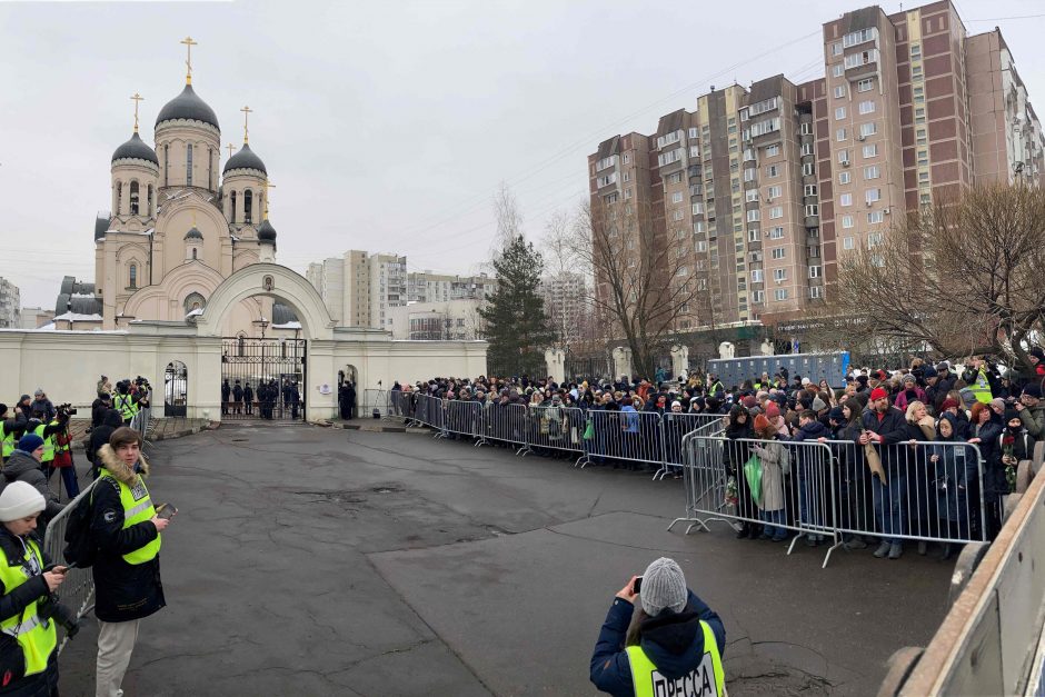 Kremlius neišgąsdino į A. Navalno laidotuves susirinkusiųjų žmonių: „Rusija bus laisva!“