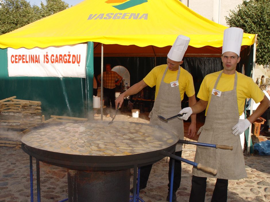 Gargždiškiai miesto gimtadienį švęs su trenksmu: rungsis cepelinų virimo čempionate