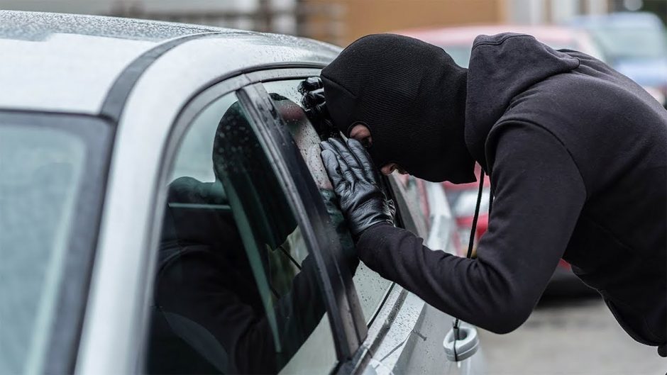 Marijampolėje iš automobilio pavogti 8,7 tūkst. eurų