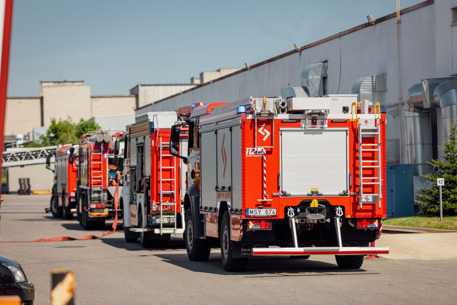 Dėl gaisro saldainių fabrike „Pergalė“ – 120 darbuotojų evakuacija