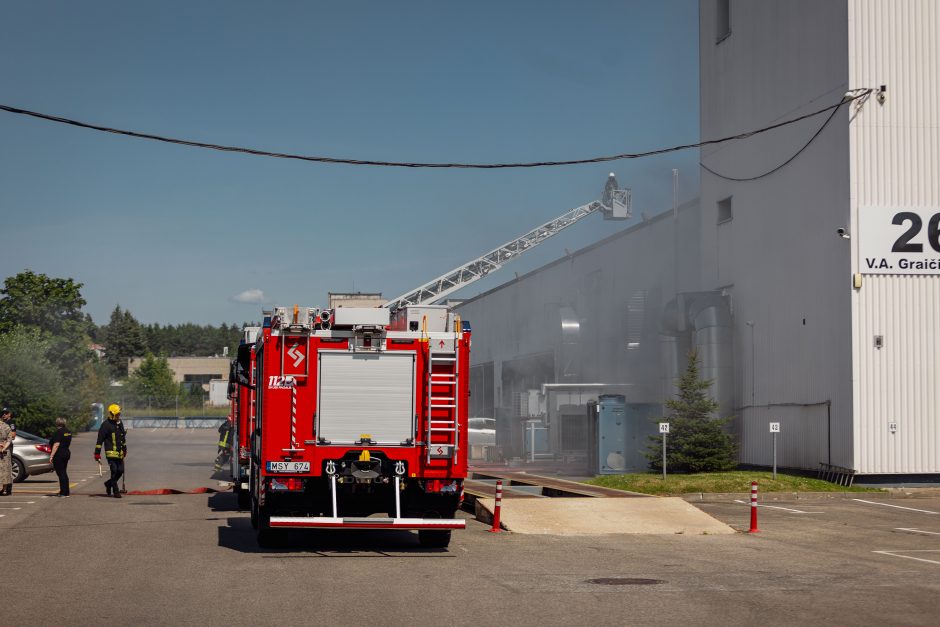 Dėl gaisro saldainių fabrike „Pergalė“ – 120 darbuotojų evakuacija