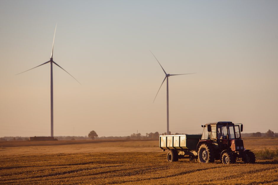 Elektrėnų ir Kretingos savivaldybėse apvirto traktoriai: sužalotas žmogus, išsiliejo degalai