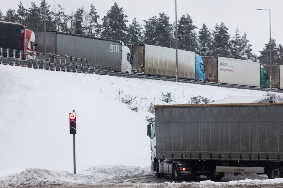 Blogos eismo sąlygos kiša koją: dalyje Vilniaus Kirtimų gatvės uždaromas eismas