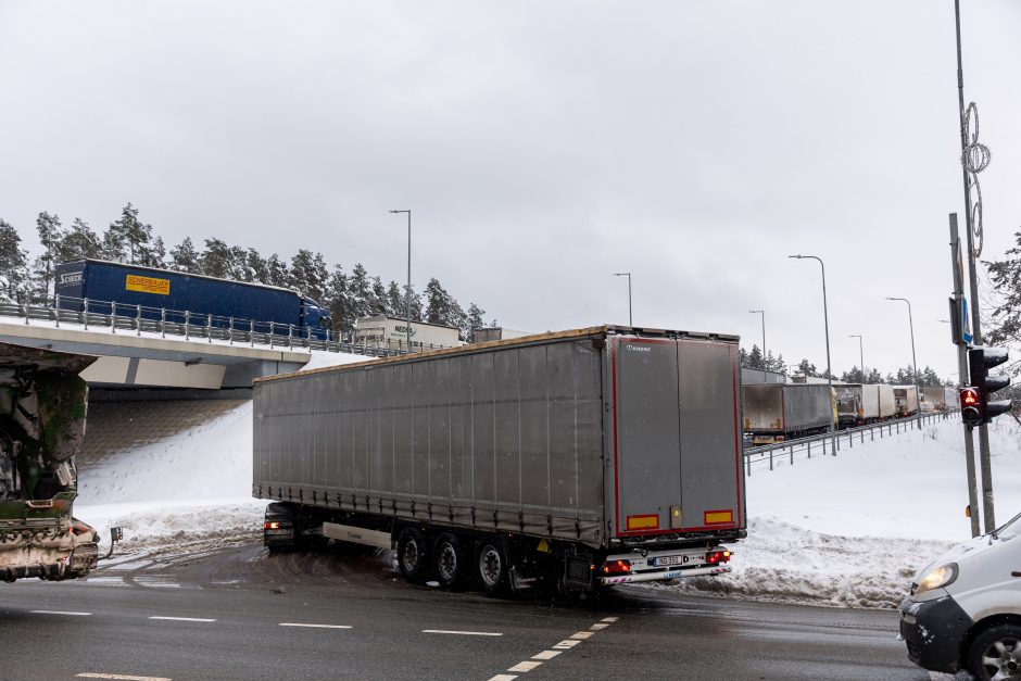 Blogos eismo sąlygos kiša koją: dalyje Vilniaus Kirtimų gatvės uždaromas eismas