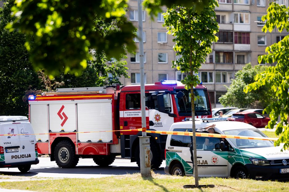 Vilniaus Žirmūnų rajone užsiliepsnojo butas, evakuota 10 žmonių