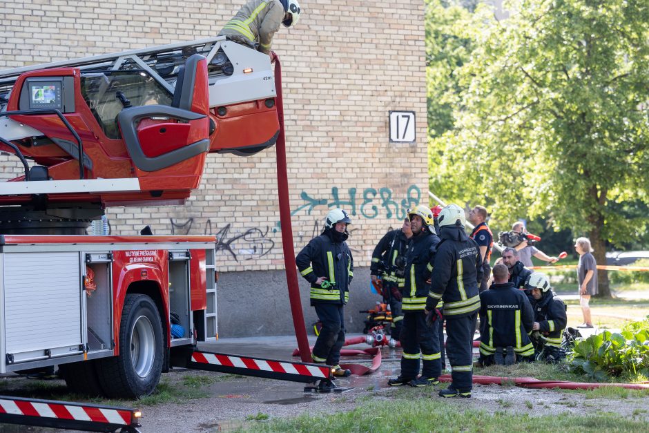 Vilniaus Žirmūnų rajone užsiliepsnojo butas, evakuota 10 žmonių