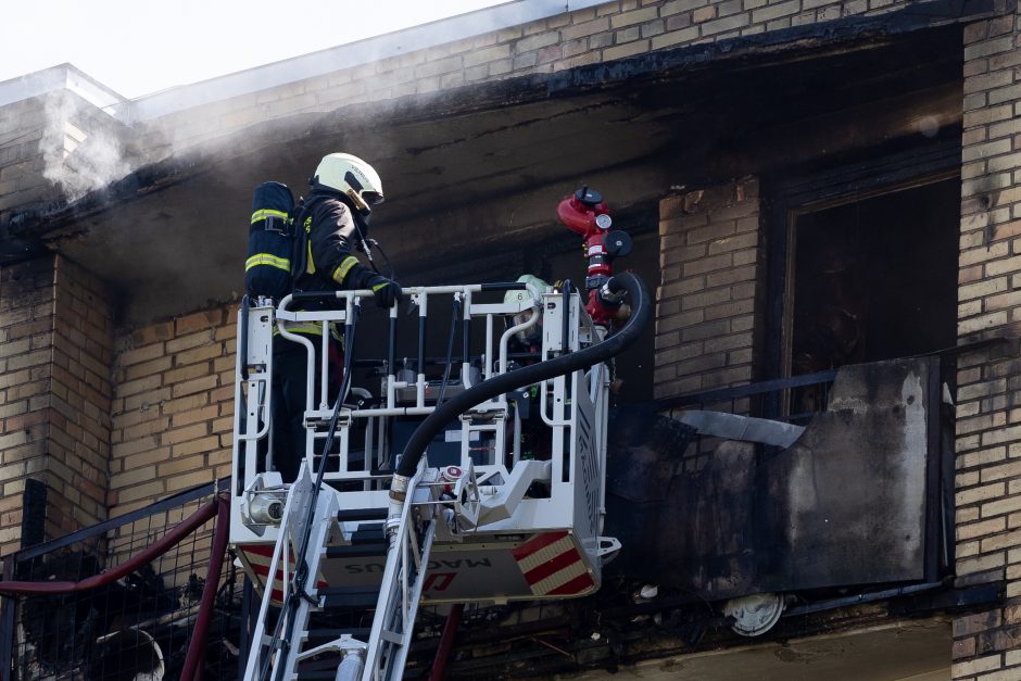 Vilniaus Žirmūnų rajone užsiliepsnojo butas, evakuota 10 žmonių