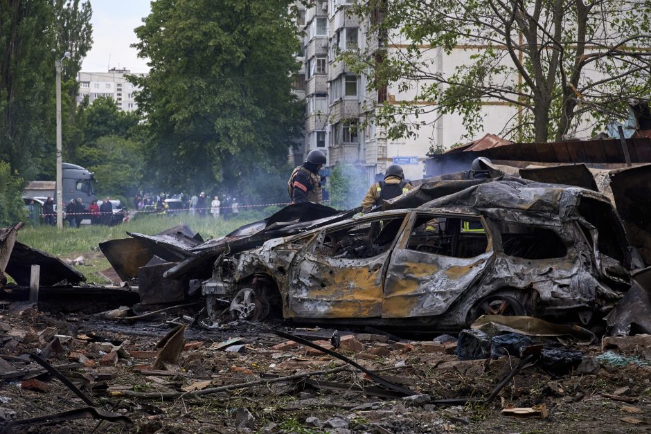 Rusų pareigūnas: Ukrainos dronas pataikė į mikroautobusą Chersone, žuvo žmogus