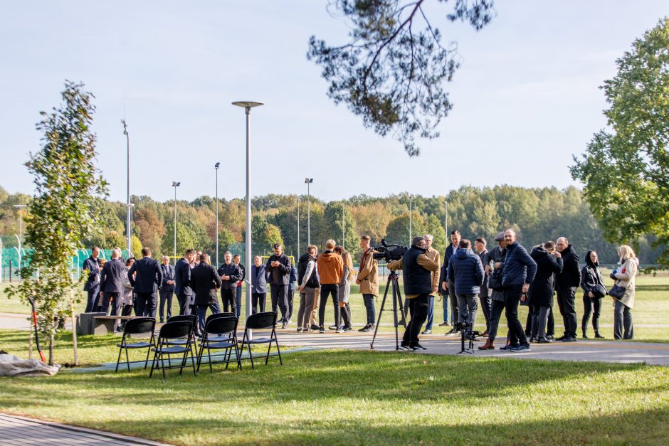 Šalia sporto centro stiebsis V. Adamkaus ąžuolai