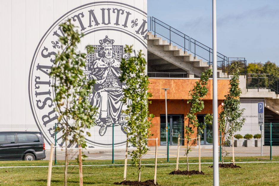 Šalia sporto centro stiebsis V. Adamkaus ąžuolai