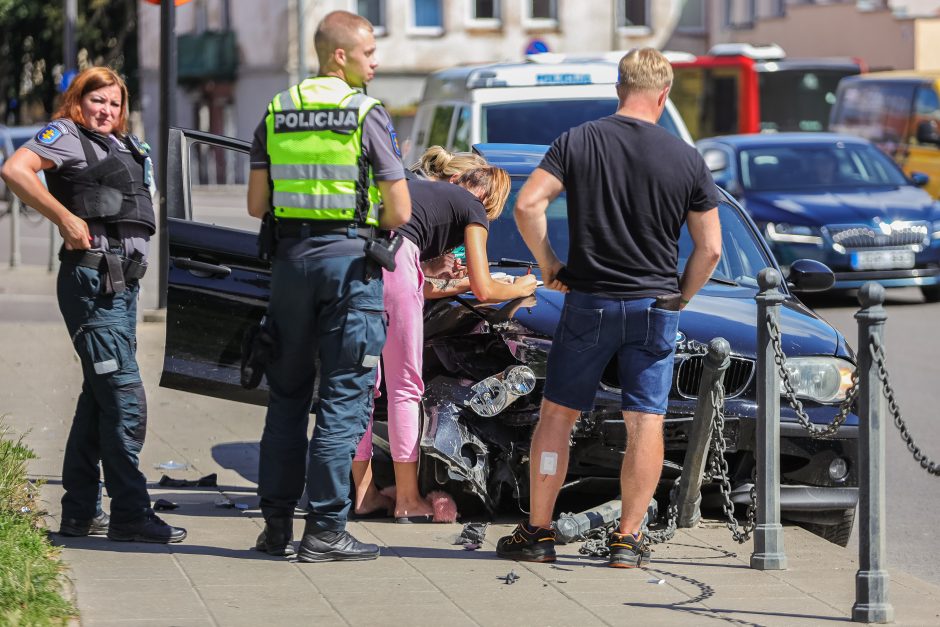 Kaune centre – avarija: po smūgio BMW išvartė stulpelius ir kelionę baigė ant šaligatvio