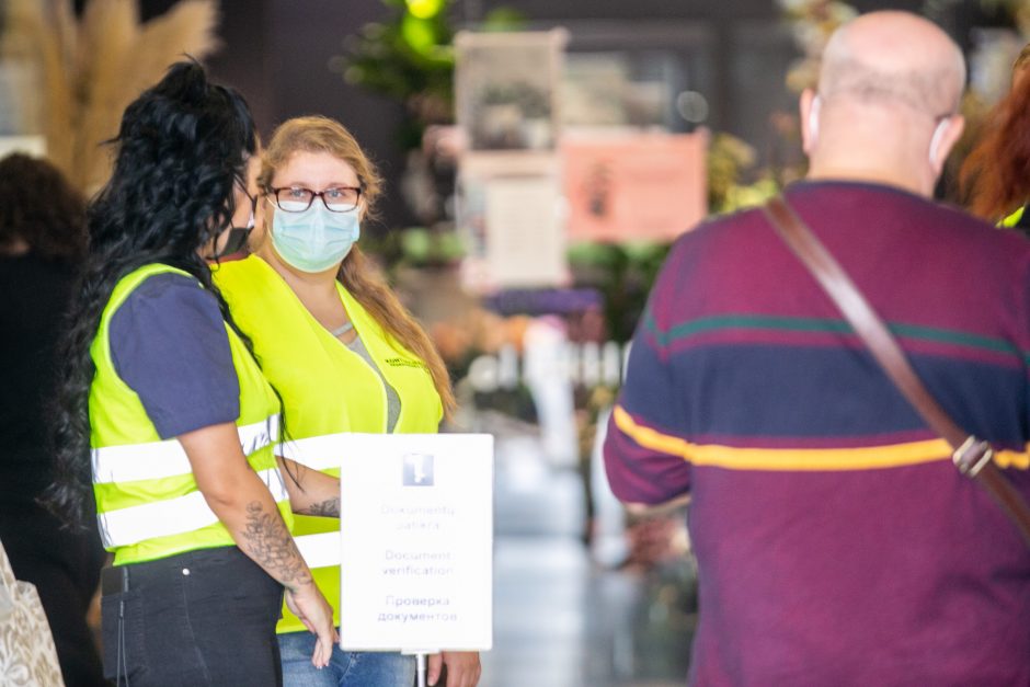 Pirmoji masinių ribojimų diena: aistros dėl sąskaitų, močiutės ir teisės pasirinkti